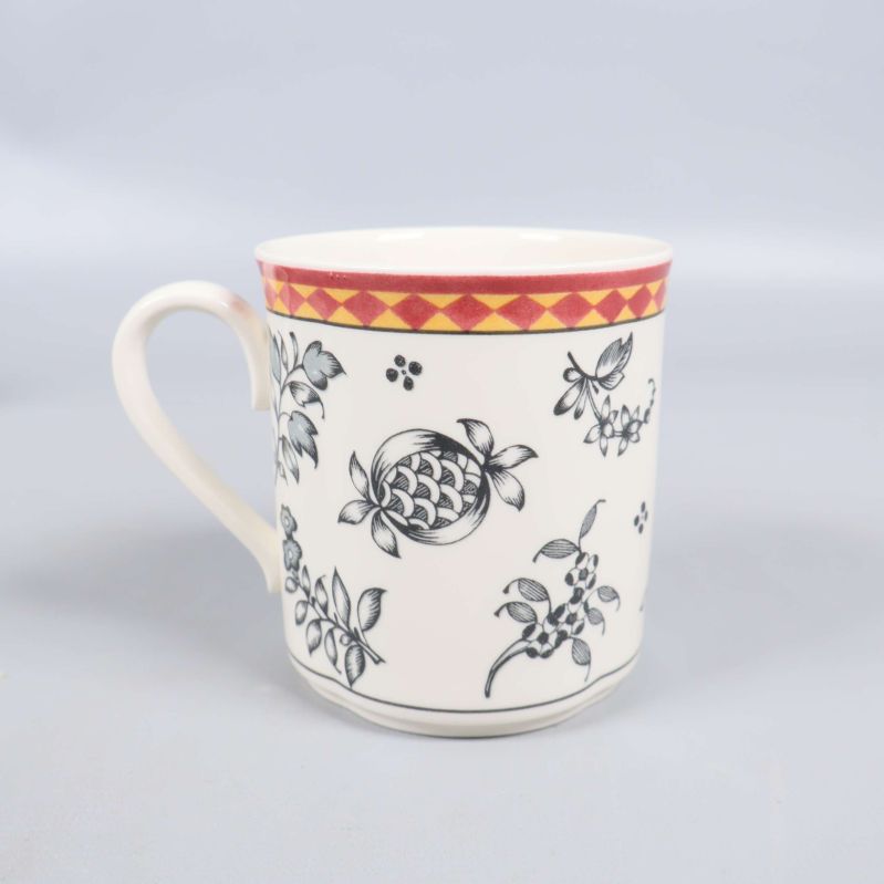 Närbild på en mugg med dekorerat mönster