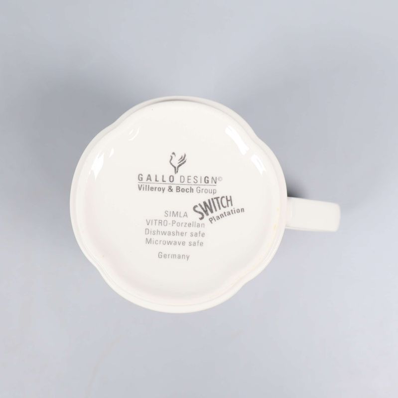 Undersida av mugg med märkning och logotyp