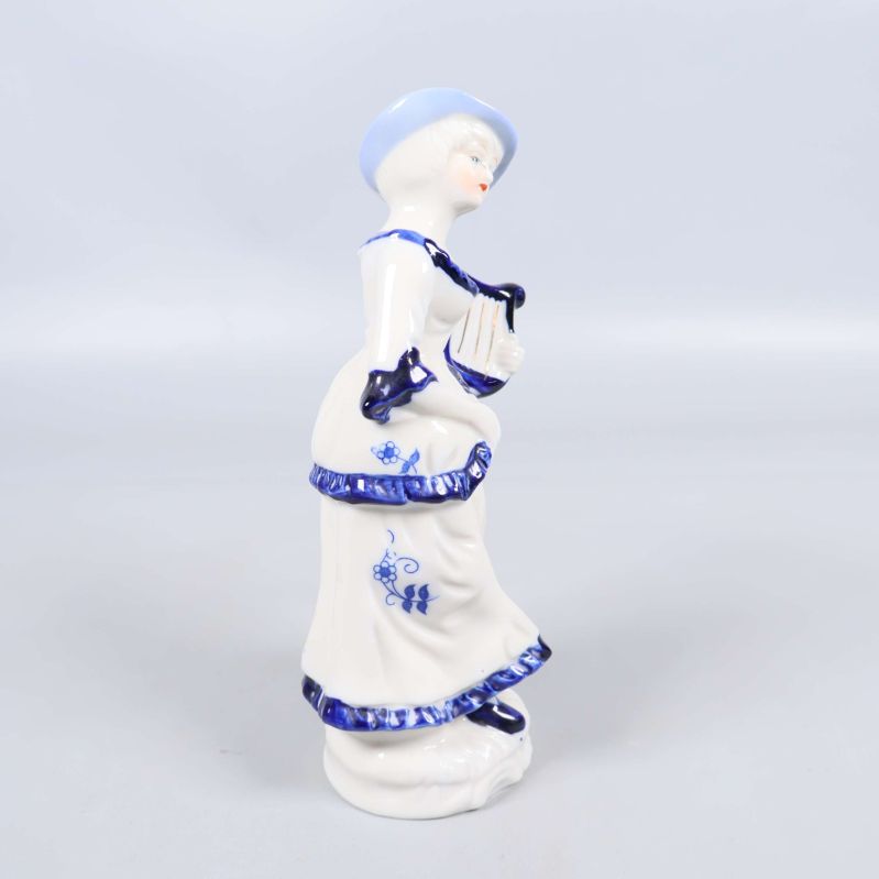 Porslinsfigur från sidan med dekorativa blå detaljer