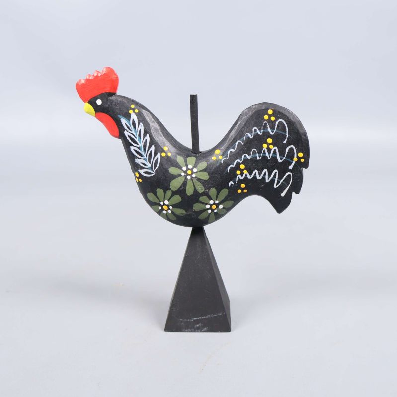 Handmålad svart träfigur föreställande en tupp med färgglada detaljer