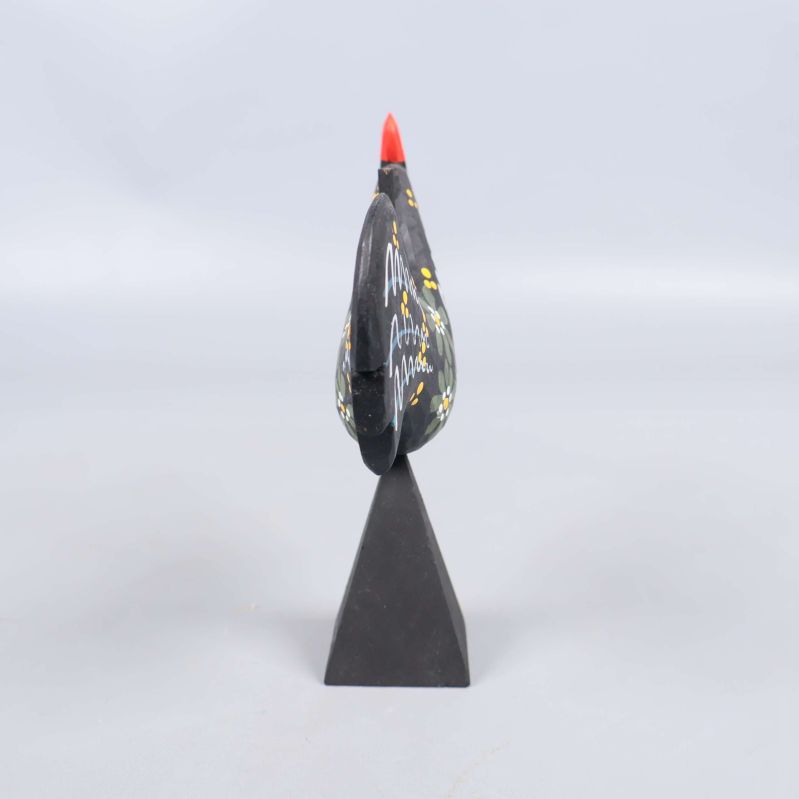 Smalt perspektiv av tuppen har röd kam och svart kropp