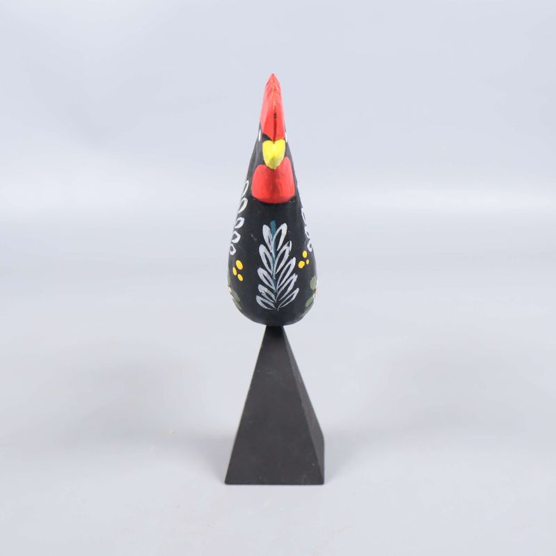 Framifrån sett tupp med mönstrad kropp och röd näbb