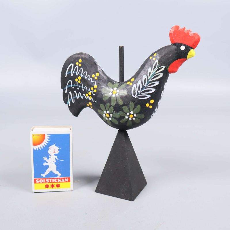 Tuppfigur vid tändsticksask för storleksjämförelse