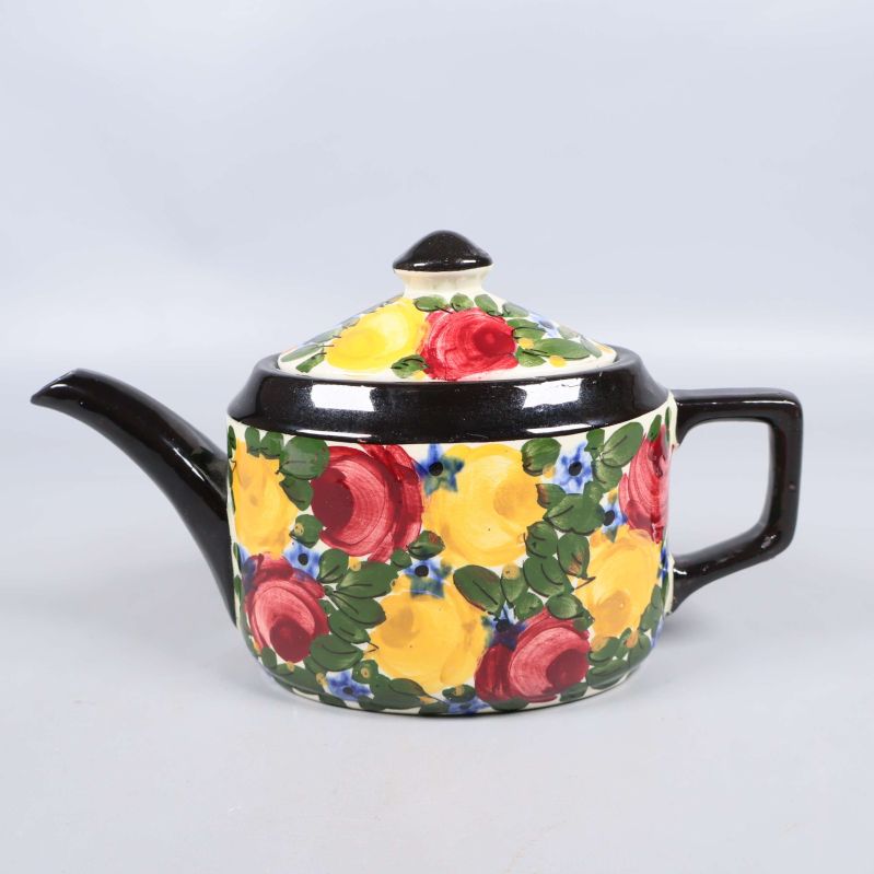 Tekanna med pip till vänster och färgglada detaljer