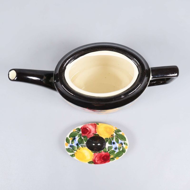 Tekanna uppifrån med lock avtaget och insidan synlig