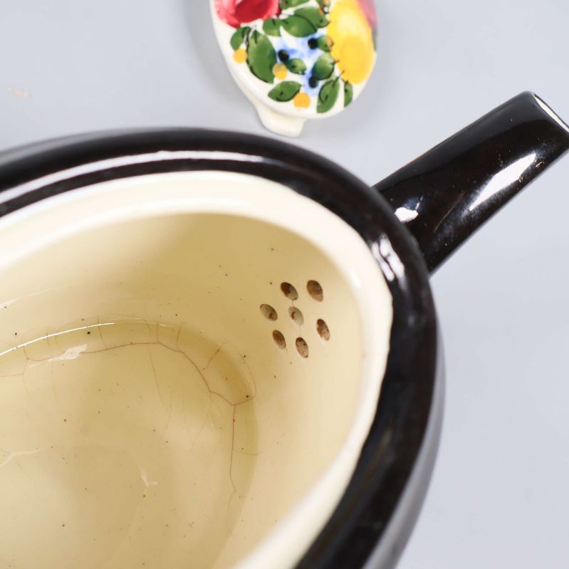 Insidan av tekannan med integrerad sil och sprickbildning