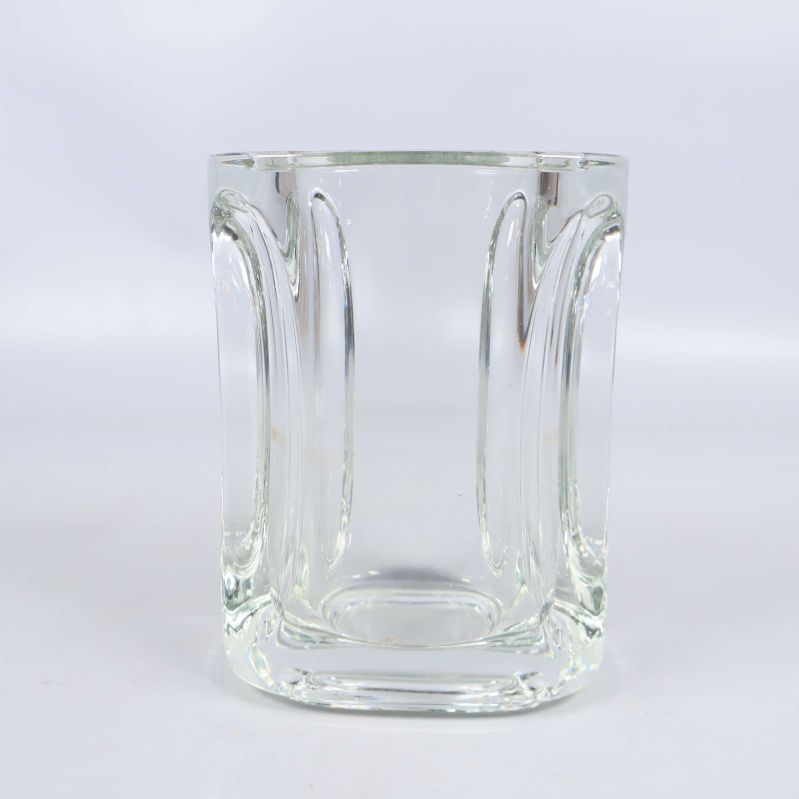 Klar glasvas med vertikala mönster framtill