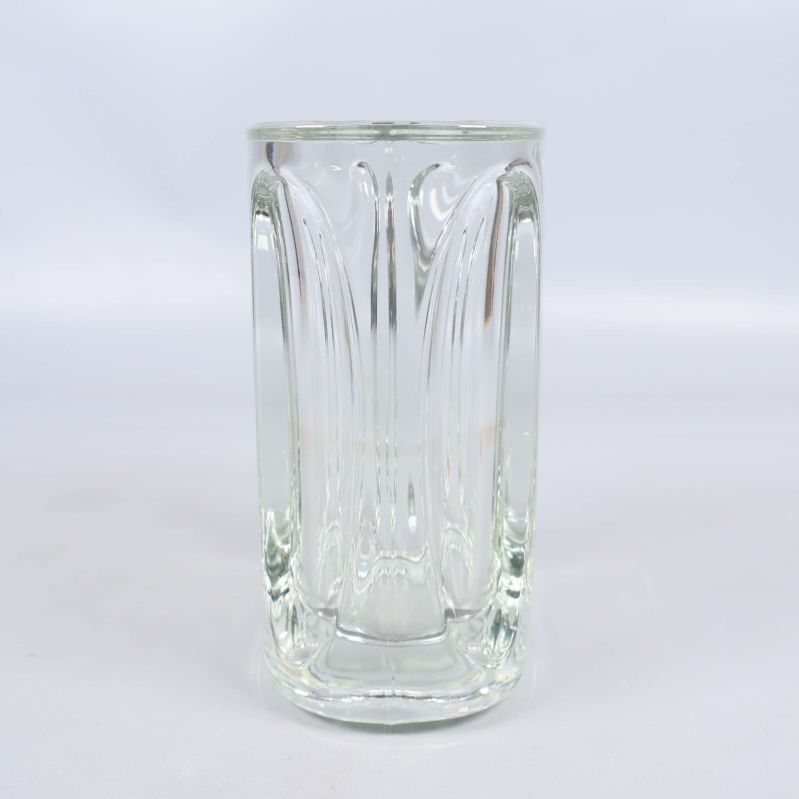 Hög, klar glasvas med skulpterade sidor