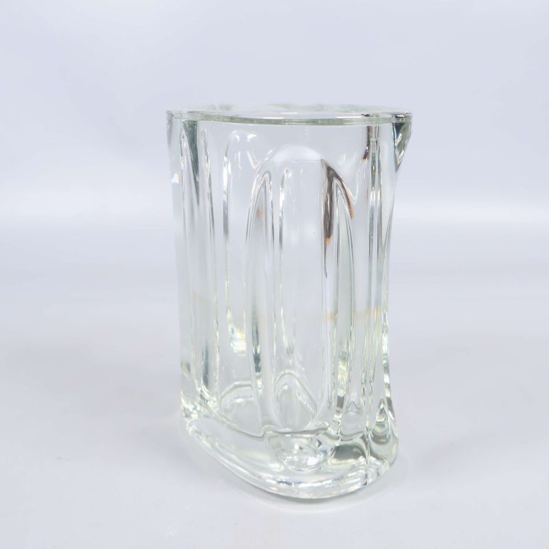 Glasvas i vinkel med markerade skulpterade partier