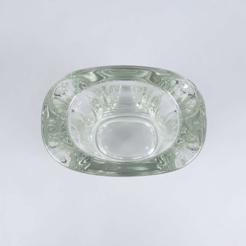 Glasvas sedd uppifrån med oval öppning