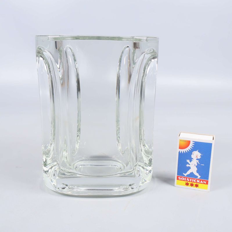 Glasvas bredvid tändsticksask för storleksjämförelse