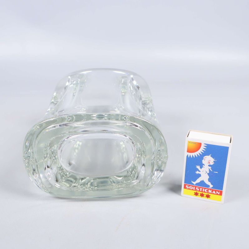 Glasvas liggande bredvid tändsticksask ovanifrån