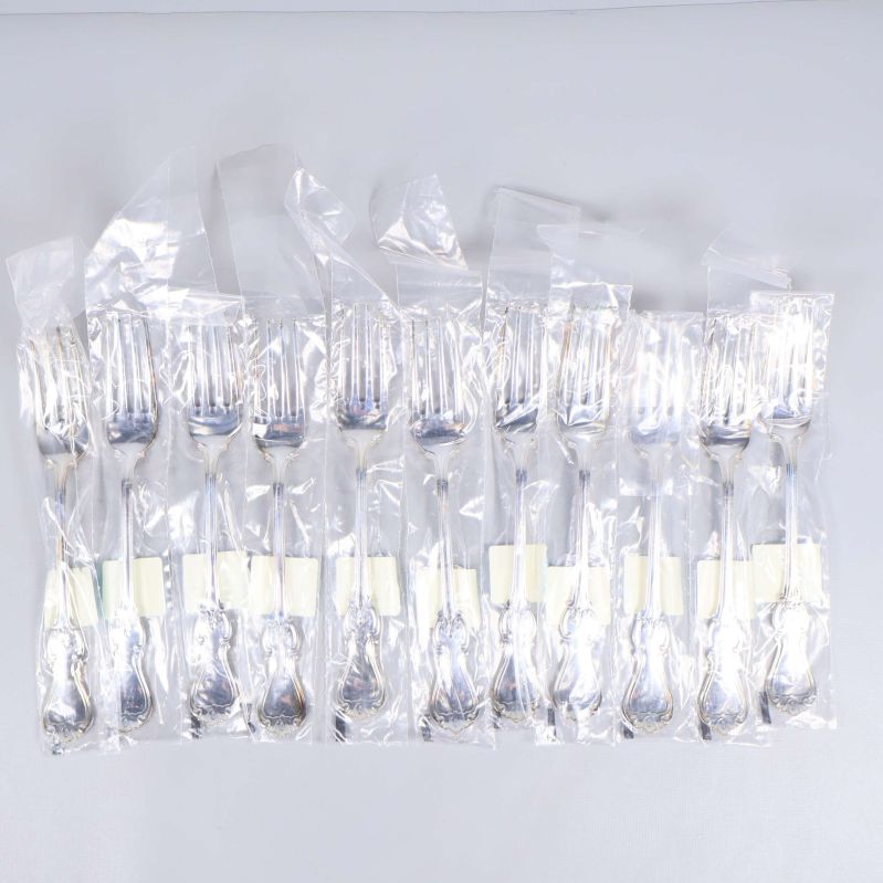 Elva förpackade gafflar ordnade i plastpåsar bredvid varandra