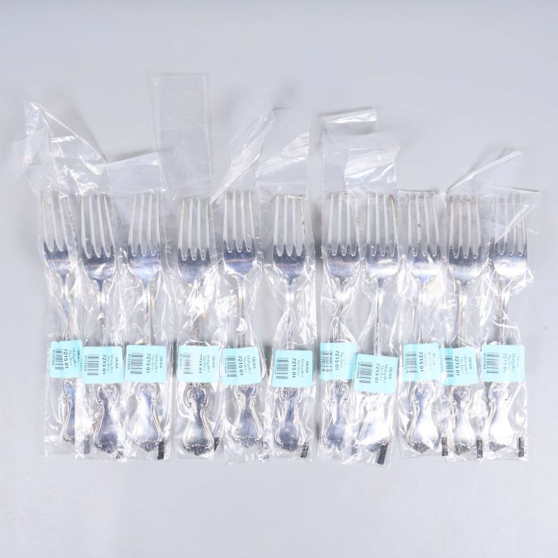Närbild på flera gafflar inplastade i genomskinliga påsar