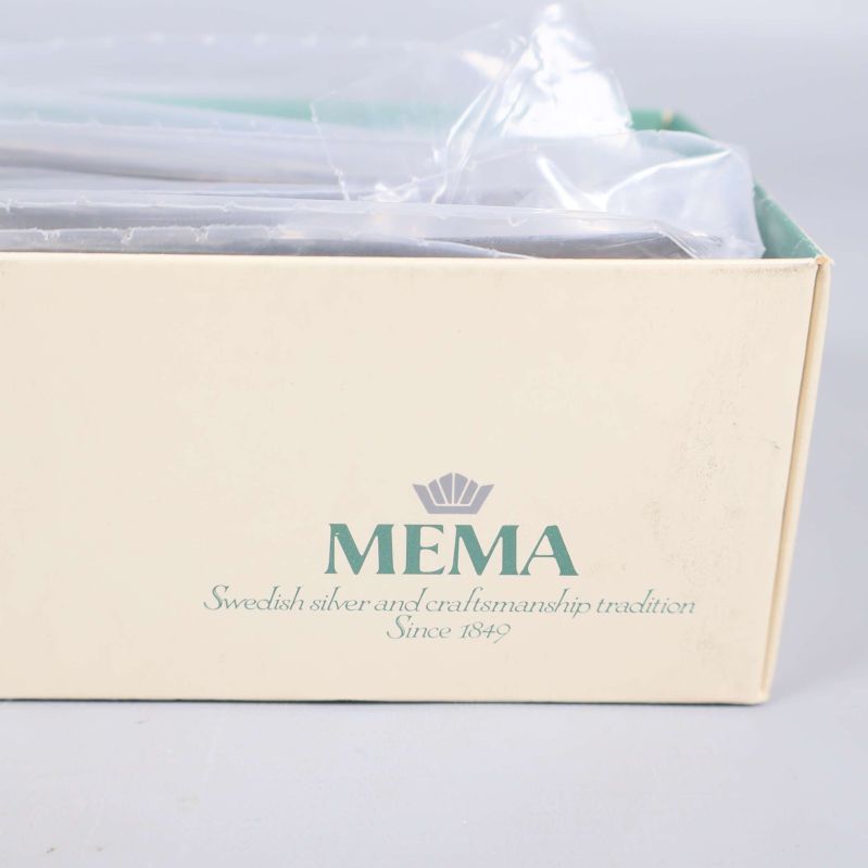 Närbild på MEMA-logotyp och text på kartongen