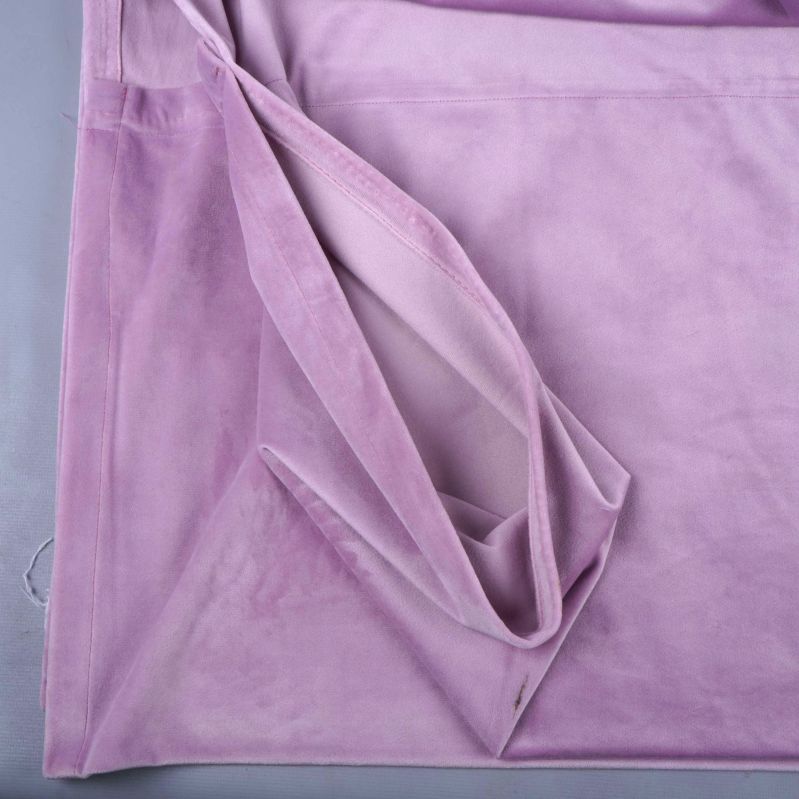 Gardins hörn uppvikt som visar sömmar