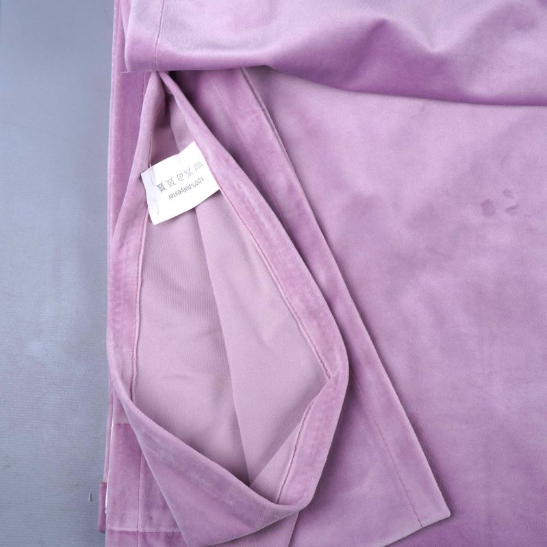 Närbild på innerhörn och etikett av gardin