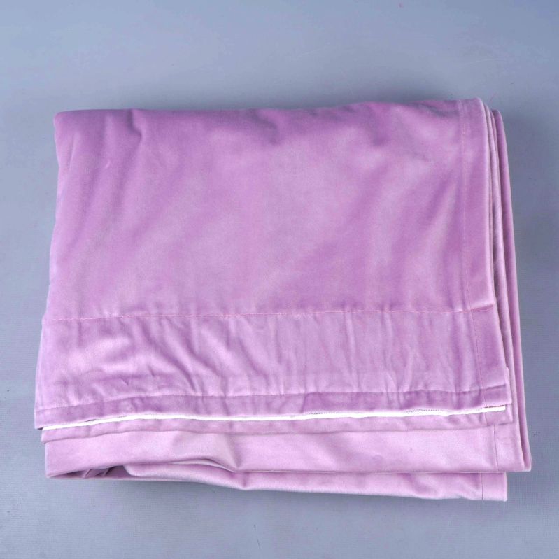 Sammetsgardin viks ihop på grå bakgrund