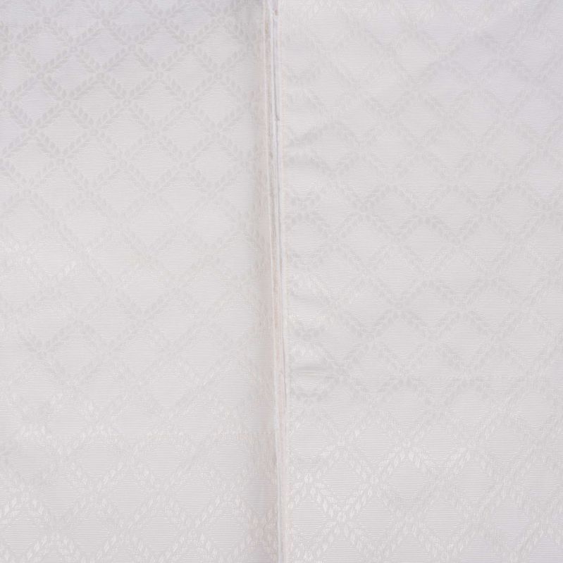 Närbild av gardinens diskreta rutmönster