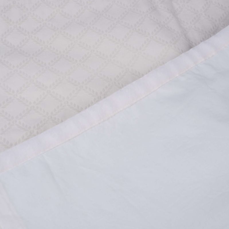 Närbild på gardinen med båda sidor synliga