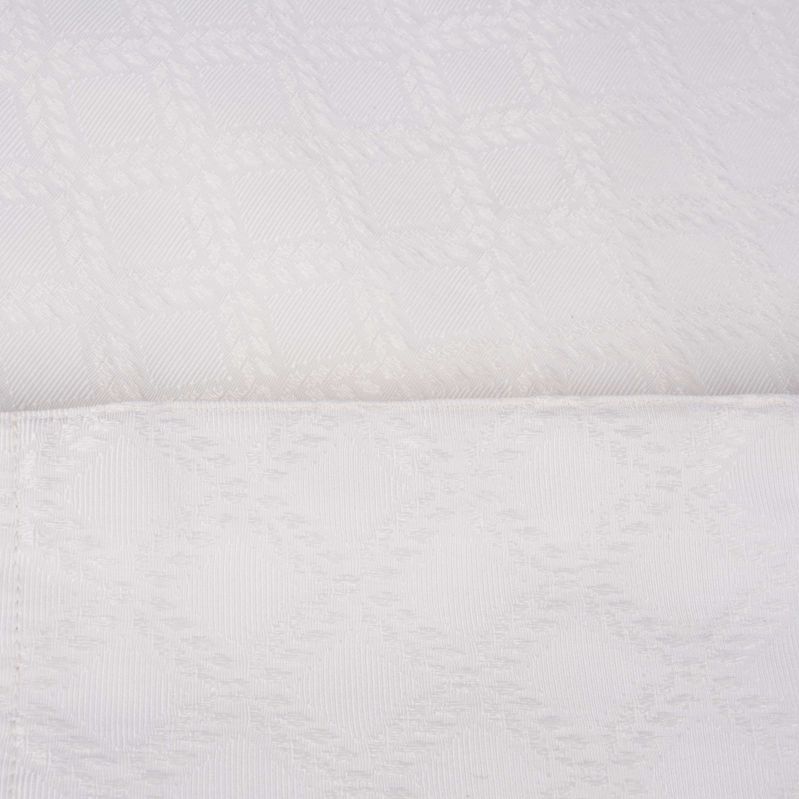 Närbild på gardinens tyg och rutmönster