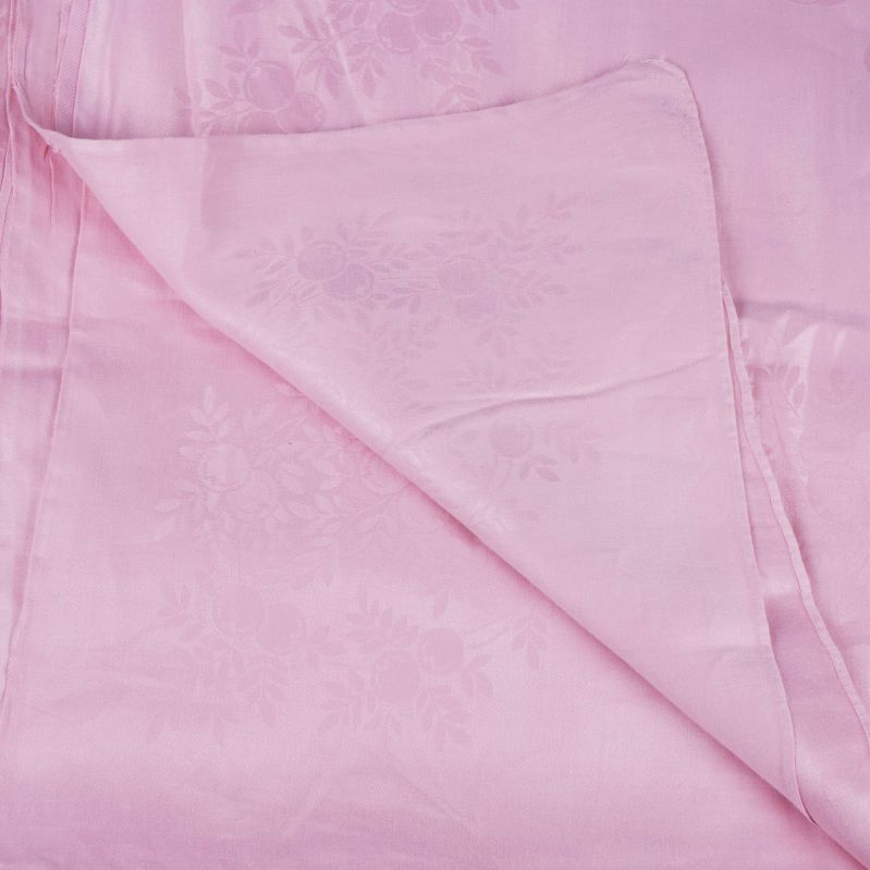 Närbild på rosa tyg med diskret vävt mönster