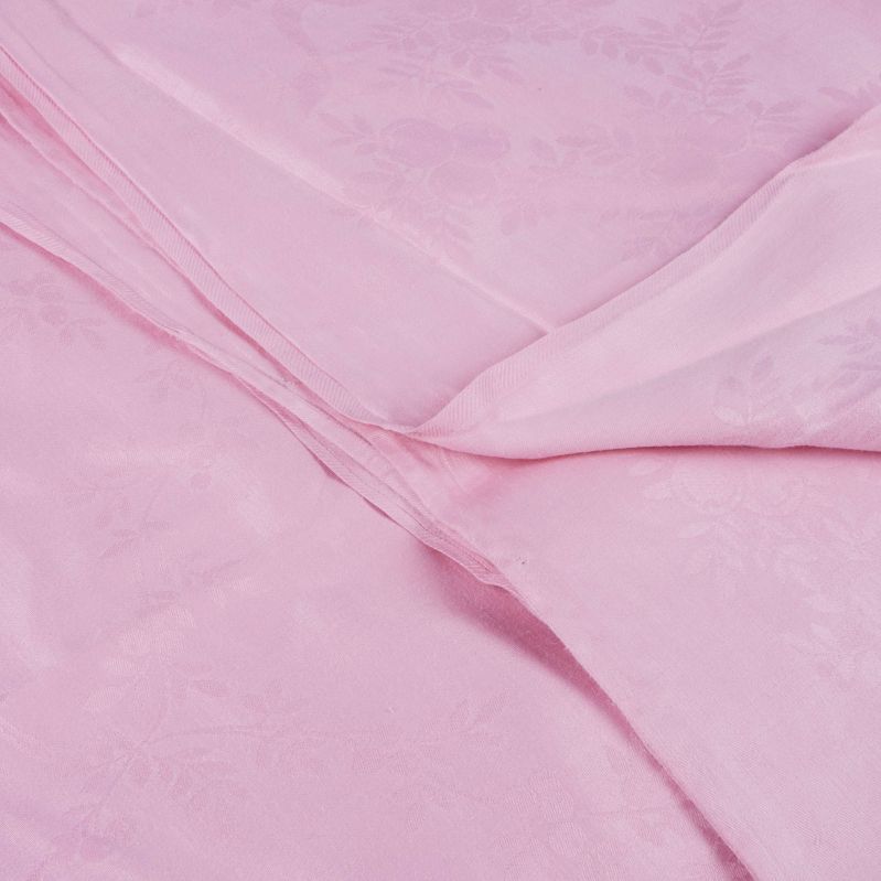 Ljusrosa tyg med synliga sömmar och mönster