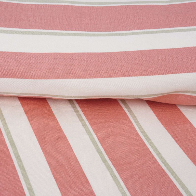 Närbild på gardinens tygstruktur och bredrandigt mönster