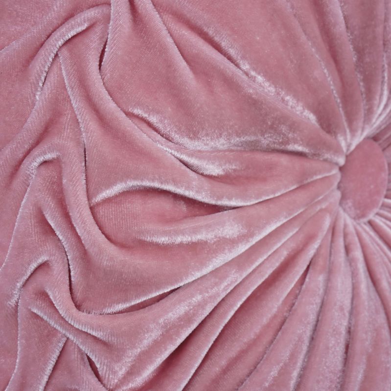 Närbild på sammetslen rosa textil och veckad design