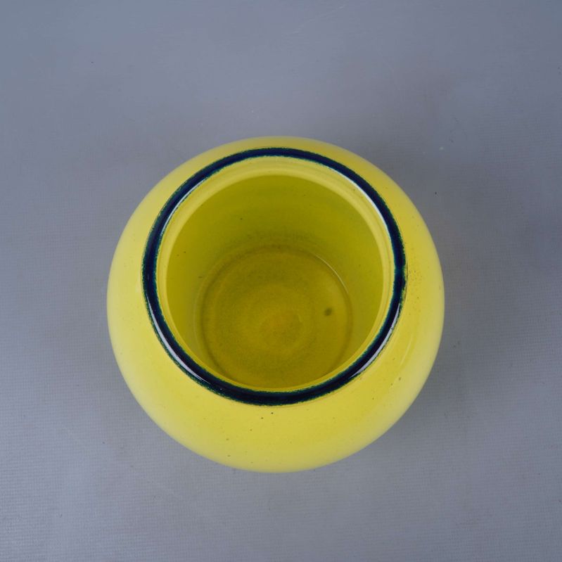 Öppningen av gullig vas från ovan med blå kant