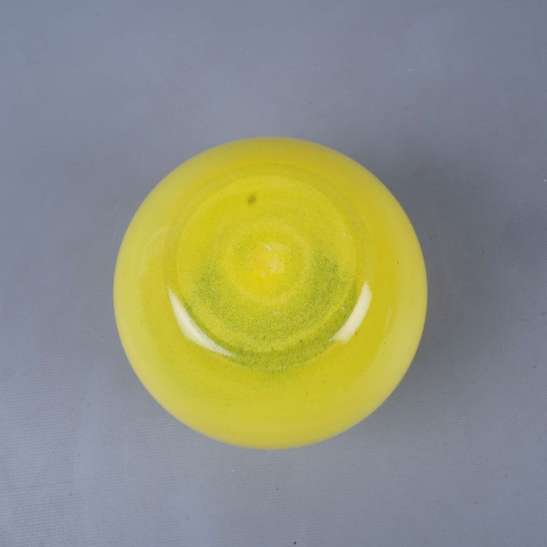 Gul vas sedd underifrån med mjukt rundad botten