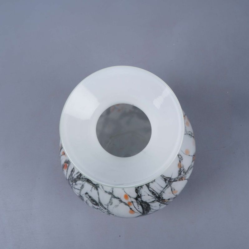 Överifrån synlig öppning på glasvas med vit kant