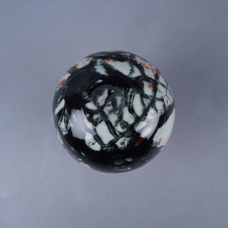 Undersidan av glasvas med tydligt marmorerat mönster