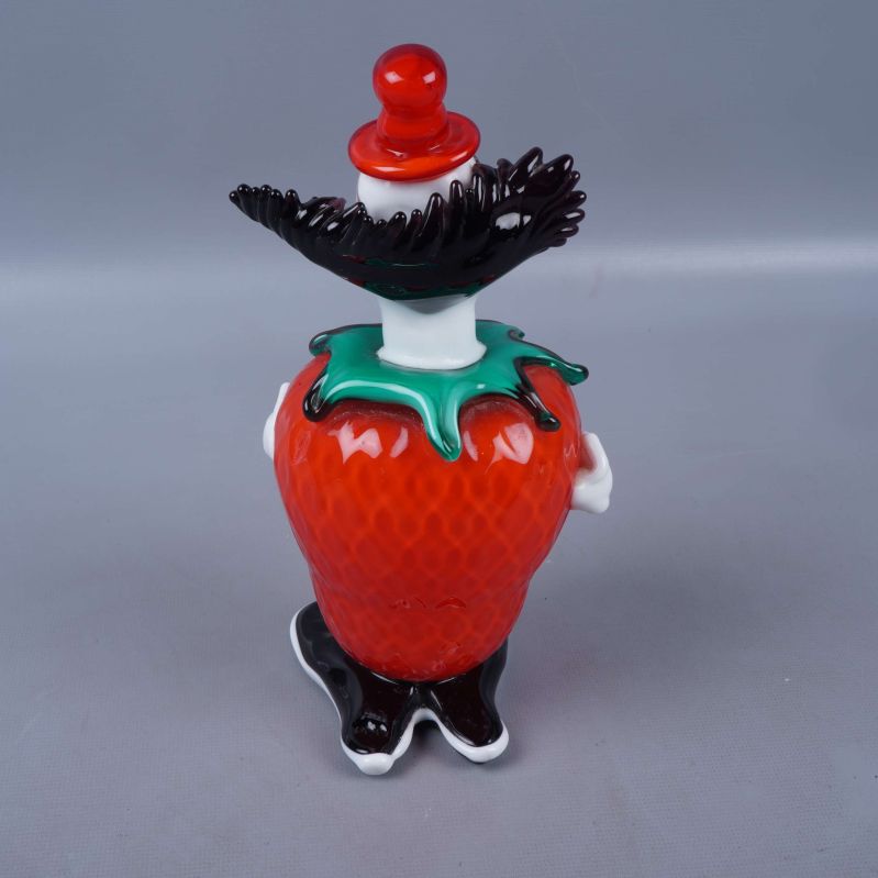 Baksida av clownfigur med jordgubbe och svarta lockar