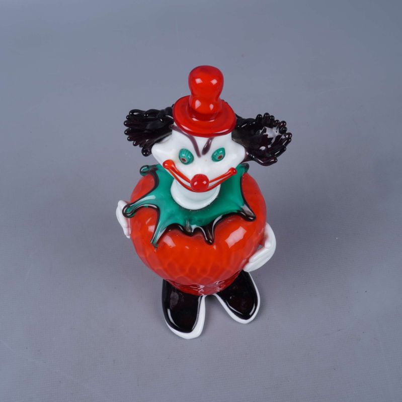 Clown med jordgubbe sedd uppifrån, visar gröna blad och ansikte