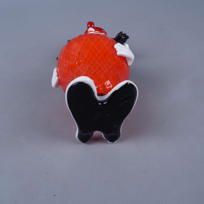 Botten på clownfigur med jordgubbe, svarta skor tydliga