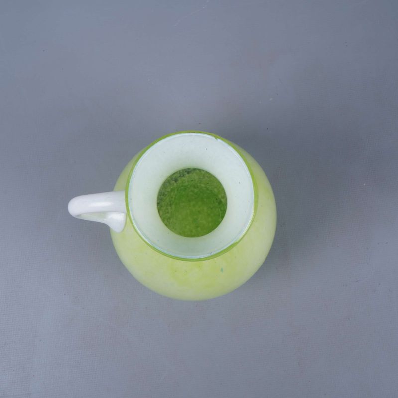 Öppningen av grön glas vas fotad uppifrån