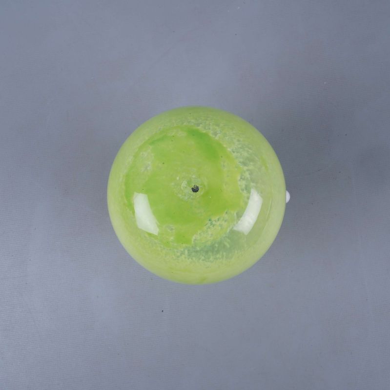 Undersidan av grön vas fotad ovanifrån