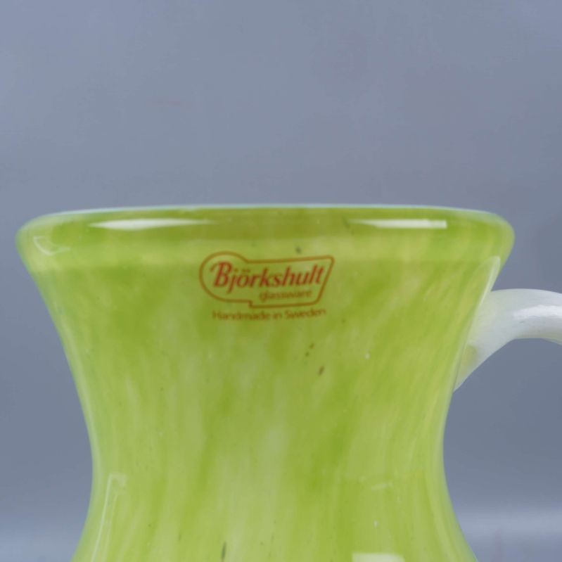 Närbild på etikett Björkshult på vasens hals