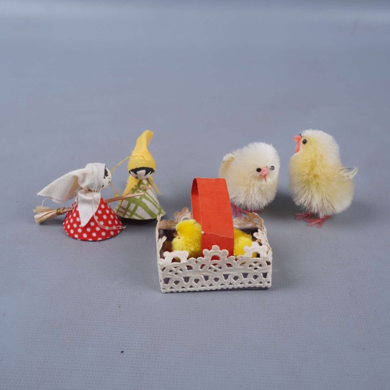 Dekoration med kycklingar, hantverksfigurer och liten korg