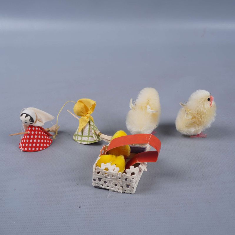 Samma påskdekoration sedd bakifrån med figurer och korg