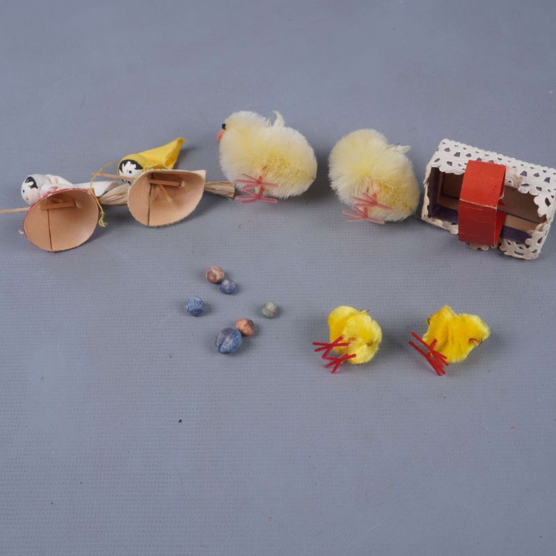 Påskdekoration isärplockad med kycklingar, figurer och minibitar