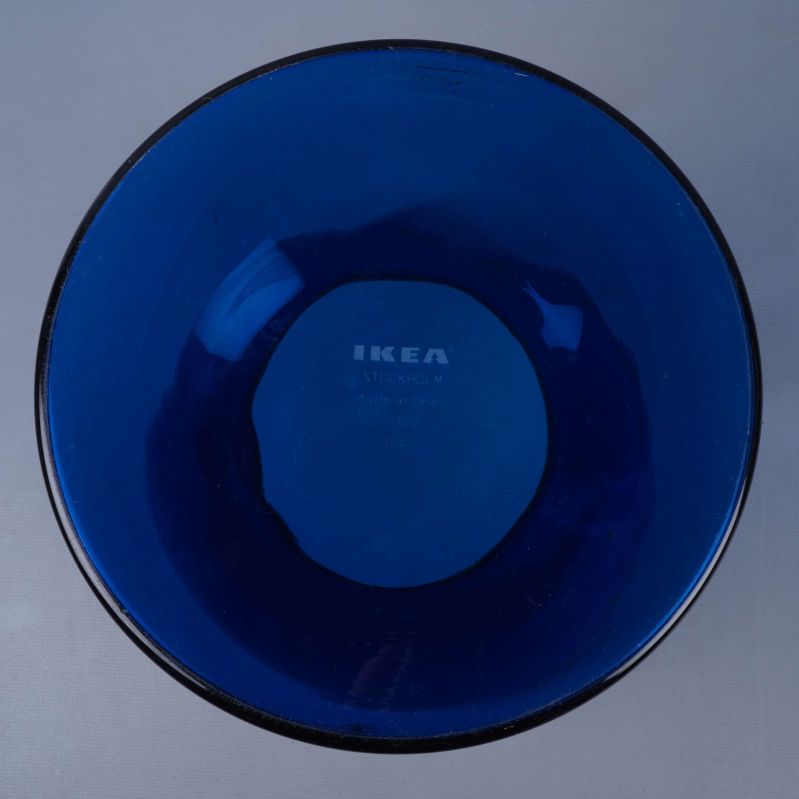 IKEA och designtext synligt i botten av blå glasvas
