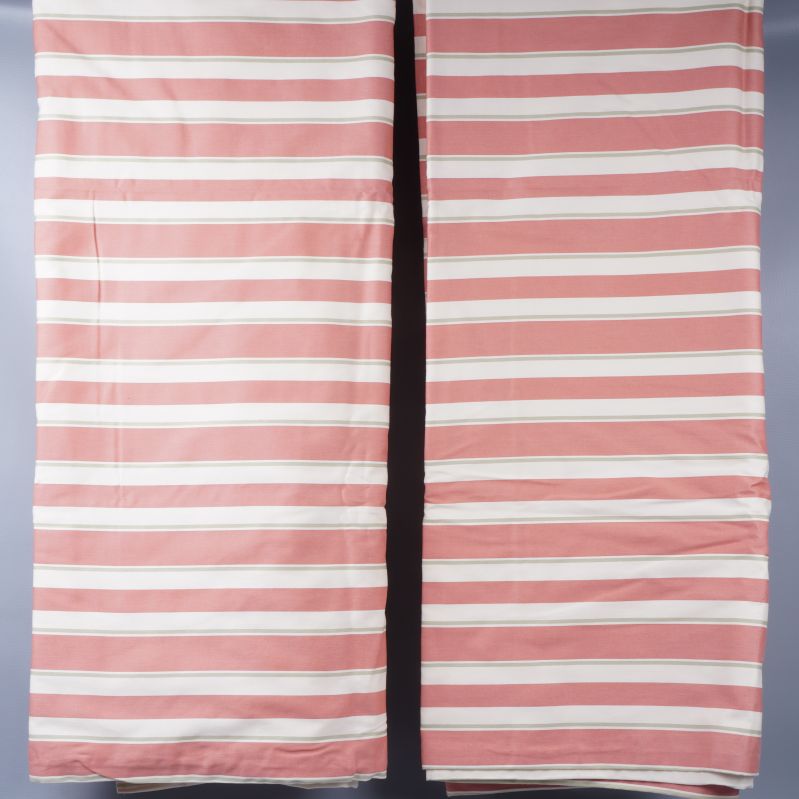 Två långa gardinlängder med rosa och vita breda ränder