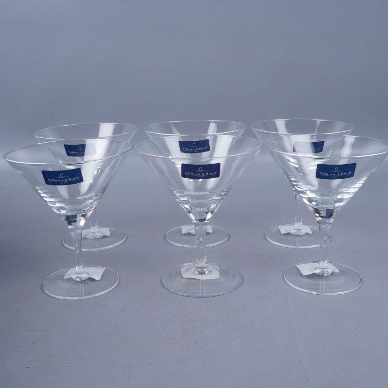 Sex cocktailglas uppställda på rad