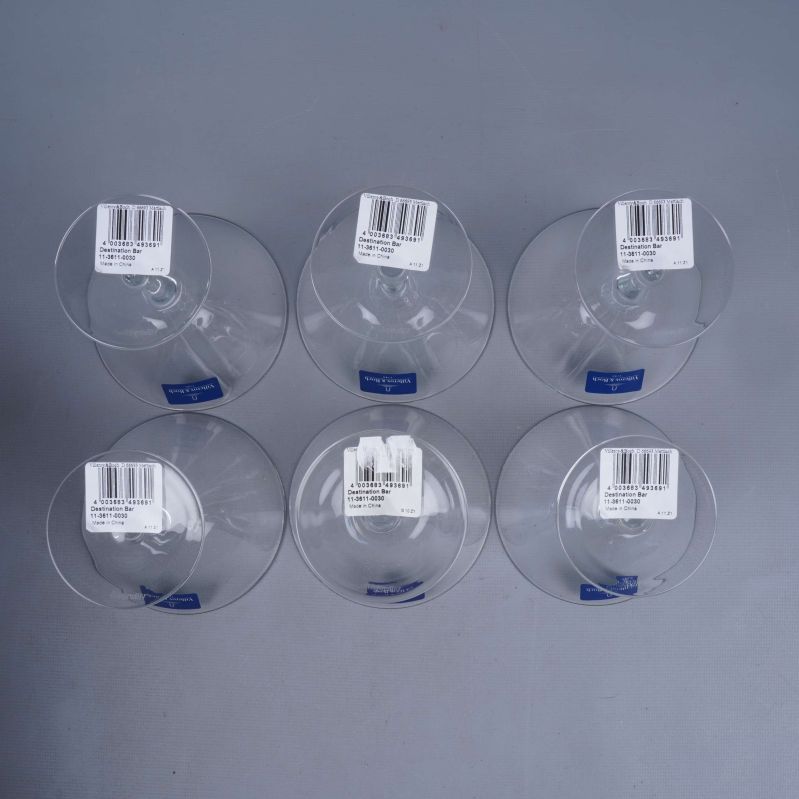 Sex cocktailglas med etiketter underifrån