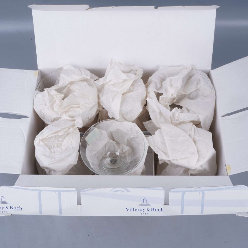 Sex cocktailglas inpackade i papper i kartong