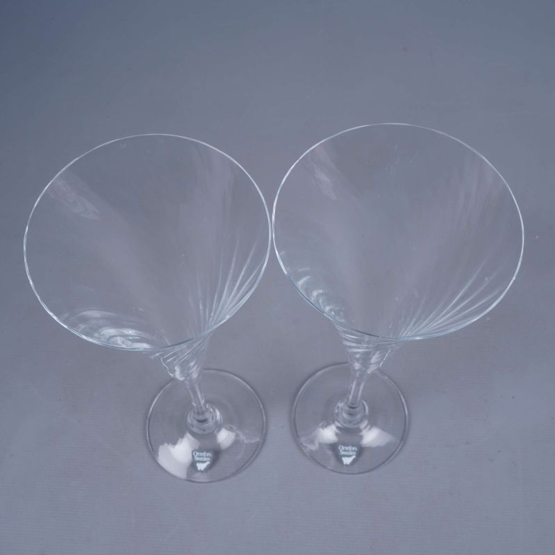 Överblick av två höga glas med spiraldesign