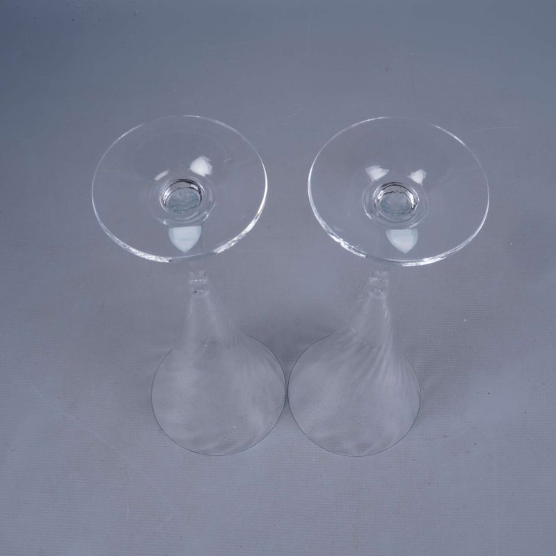 Två höga glas fotograferade underifrån