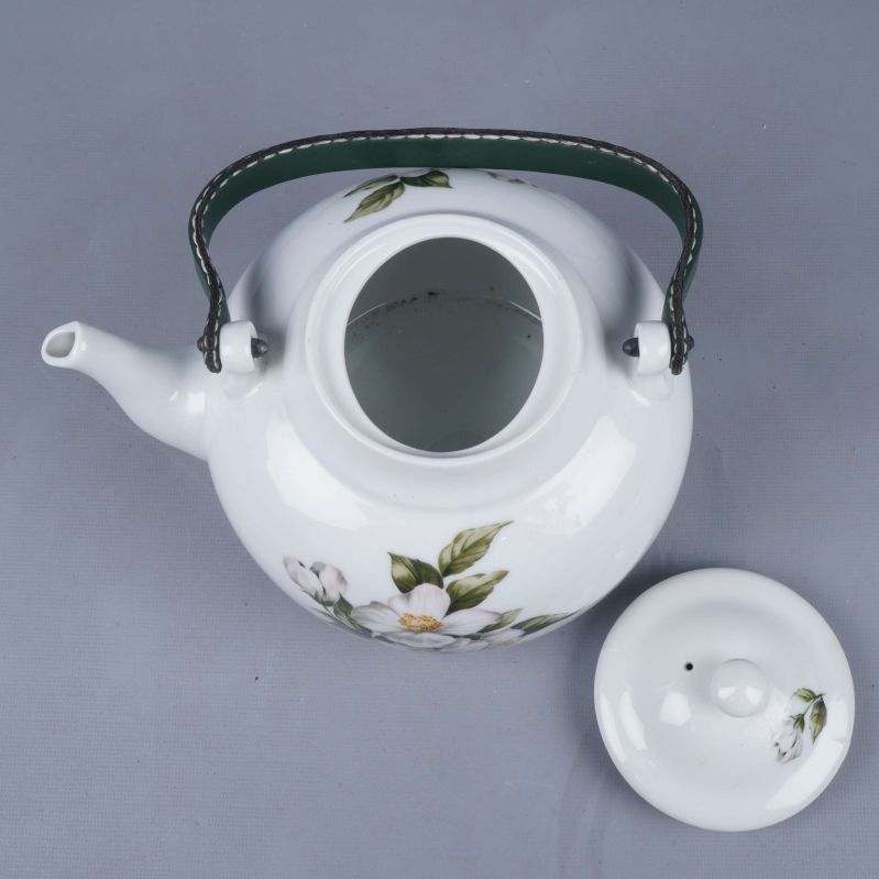 Tekanna ovanifrån med avtaget lock och synlig öppning